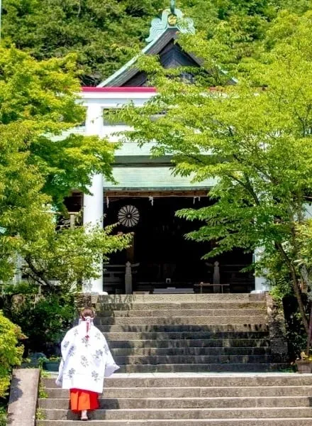 鎌倉宮の階段を昇る巫女