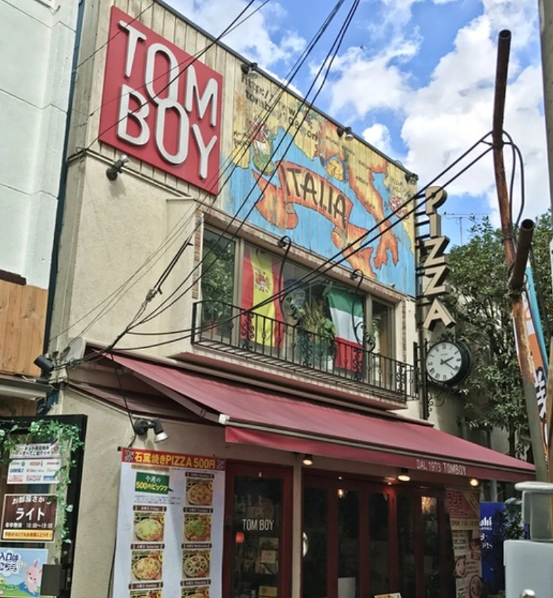 トムボーイカフェ　十条本店の外観