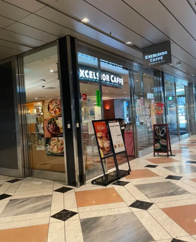 1階　エクセルシオールカフェ　新宿アイランド店の外観