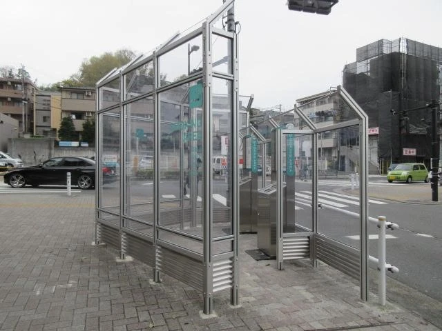 小田急線鶴川駅北口西側指定喫煙所の外観