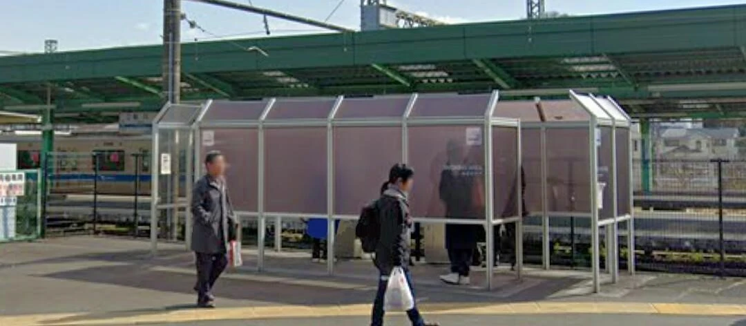 小田急線鶴川駅北口東側指定喫煙所の外観