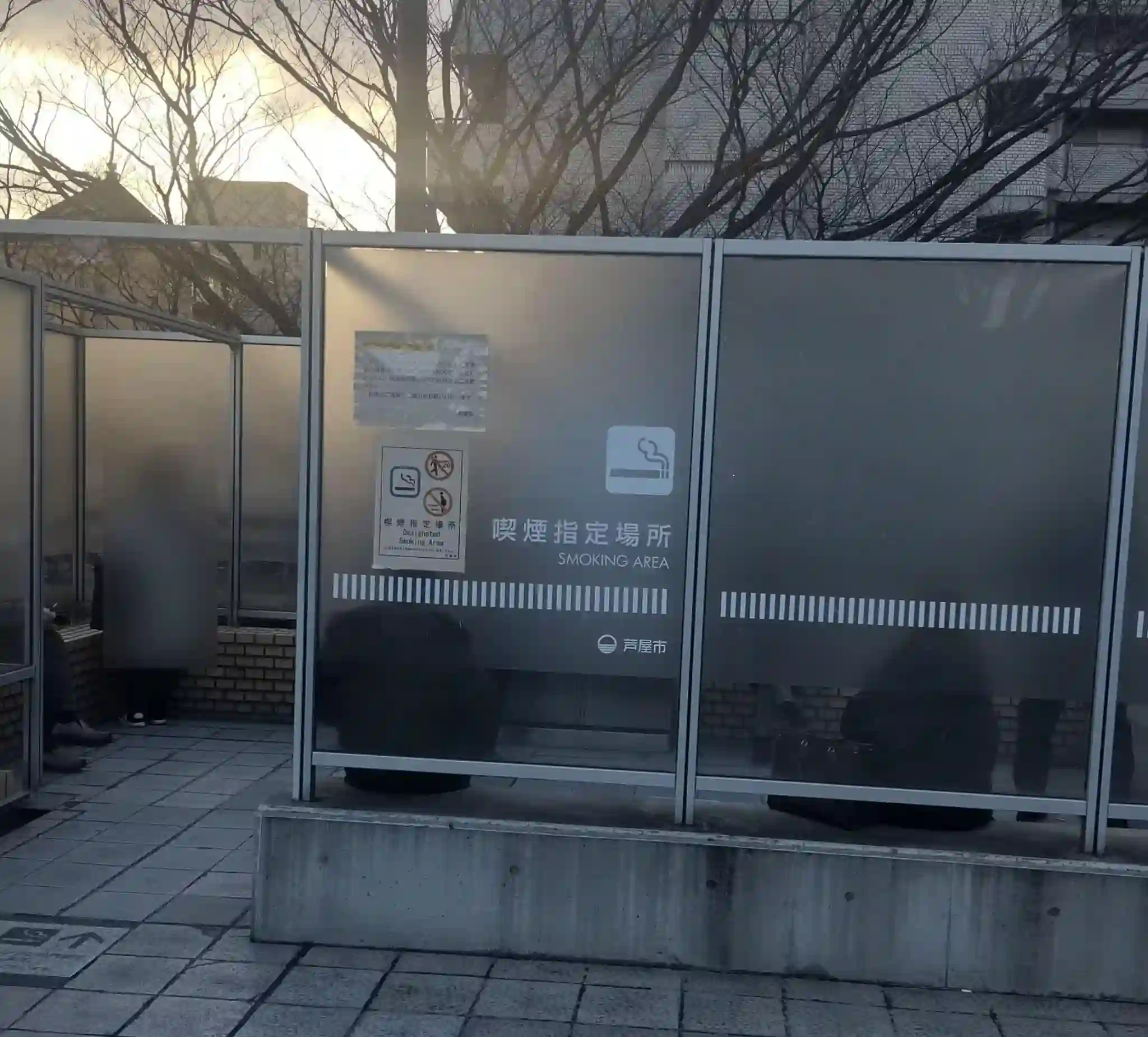 JR芦屋駅前（北側デッキ）喫煙所の外観